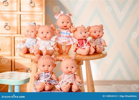 Fotos De Bonecos Bonitos - Grupo De Bonecas Bonitos No Fundo Brilhante Foto de Stock - Imagem de ...