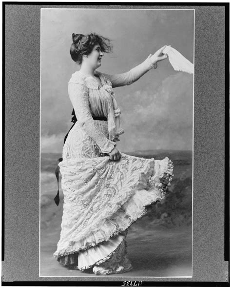 Машет платком - 94 фото