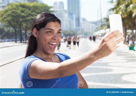 Donna Latina Felice Che Prende Immagine Con Il Cellulare Fotografia Stock Immagine Di Femmina
