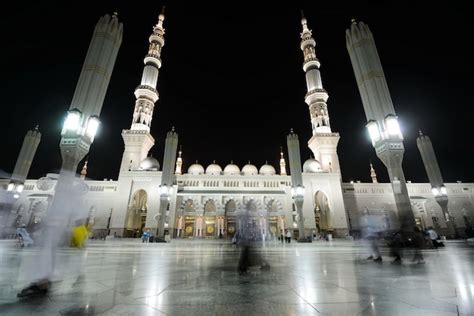 Madina mosque at night | Premium Photo