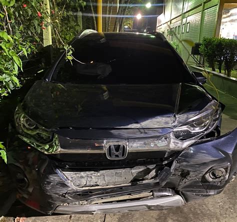 Carro Bate Na Mureta Central Da Via Dutra Em Itatiaia Durante