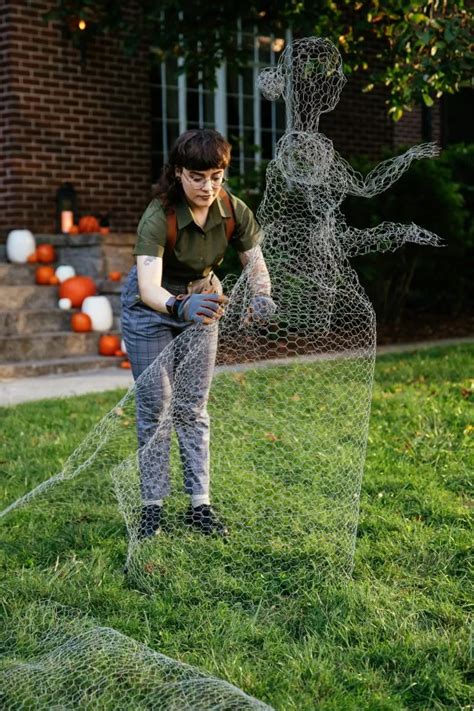 Diy Chicken Wire Ghosts For Halloween Hgtv