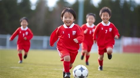 サッカーの試合中の幼児たち｜フリー写真素材