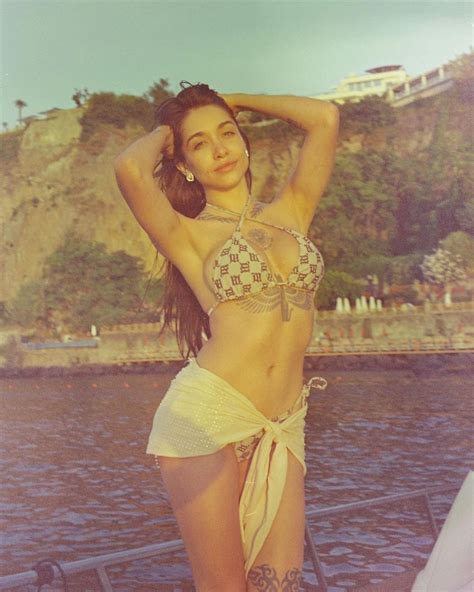 María Becerra dejó a todos boquiabiertos con una bikini cut out y posó al borde de la piscina