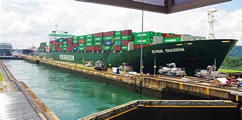 Images and Data of Panamax Ships in the Panama Canal locks