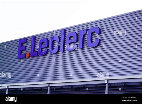 Leclerc supermarket logo fotografías e imágenes de alta resolución