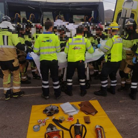 Un Camión Vuelca Sobre Un Autobús Con Trabajadores Del Campo Una Mujer Muerta Y 13 Heridos En Lorca