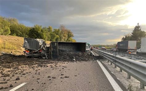 Mezzo Pesante Si Ribalta In A4 Conducente In Codice Rosso TgVerona