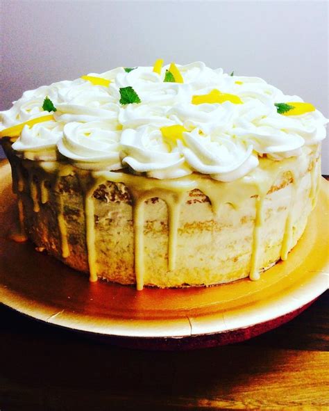 Naked Cake Rellena De Crema Con Duraznos Y Dulce De Leche Ganache Drip De Choco Blanco Y