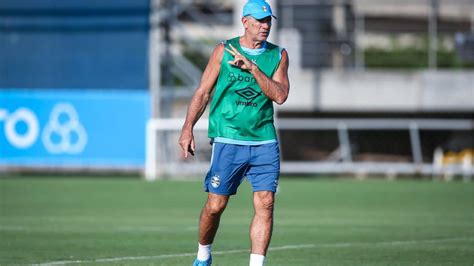 Jornalista detona postura de Renato no Grêmio