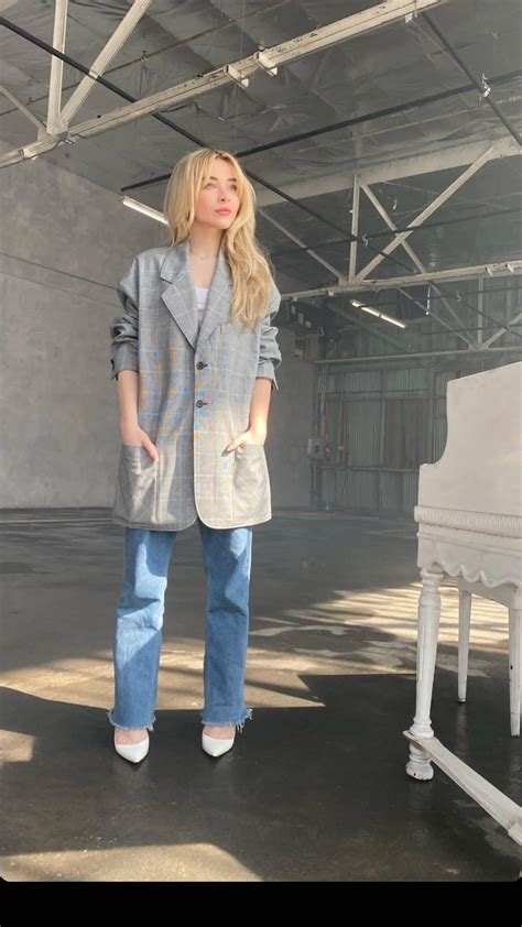 Gorgeous Babe Scrolller