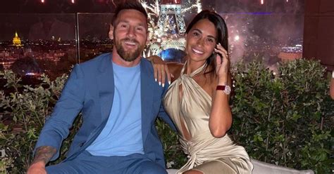 Leo Messi spaceruje z żoną po plaży Antonela Roccuzzo w bardzo skąpym bikini Przegląd