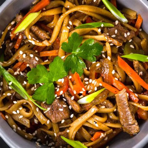 Лапша ВОК с курицей и овощами - Рецепт - Рецепты Фартука