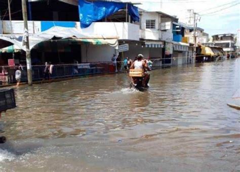 En Paraíso fuerte aguacero causa estragos