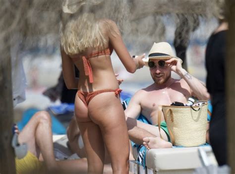 Zara Mcdermott White Dots And Orange Bikini Photos The Fappening