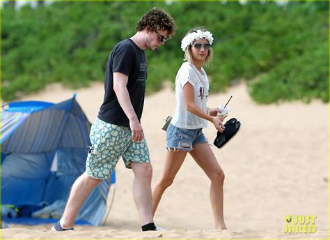 Emma Roberts Starts Off Bikini Clad Hawaiian Vacation With Fiance Evan Peters Photo 3127977