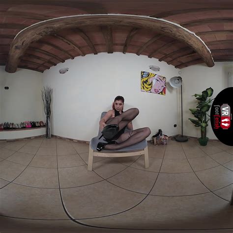 Smoking Hot Lauretta Flaunts Her Killer Body In Front Of The Camera Streaming Video On Demand