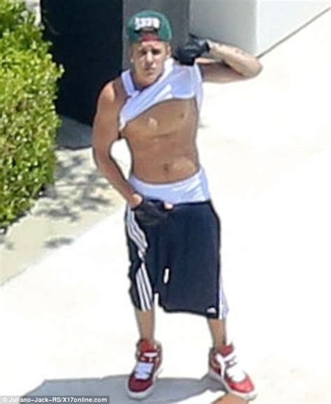 Justin Bieber Lại Tụt Quần Phản Cảm Và Khoe Xe Màu Da Báo