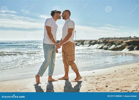 Joven Pareja Gay Bes Ndose En La Playa Foto De Archivo Imagen De Hombre Paseo