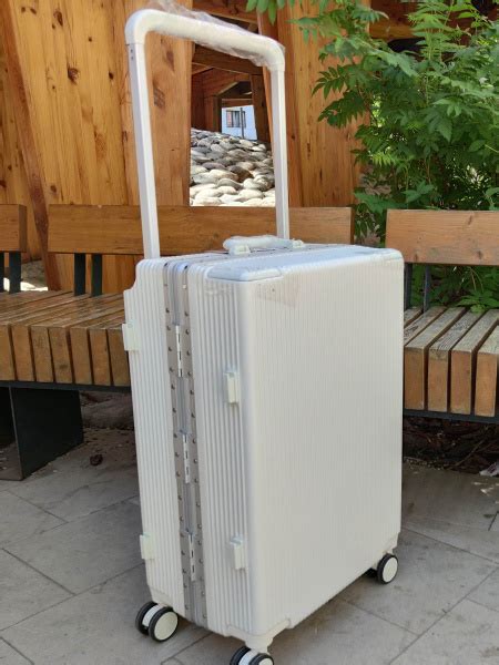 Чемодан M белый средний с широкой ручкой без молнии USB порт - купить с ...