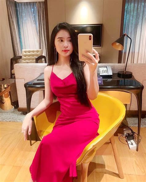 Nữ sinh Kon Tum nổi tiếng vì giống Lưu Diệc Phi thả dáng nuột nà với bikini Báo Dân trí