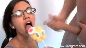 Adolescente disfruta de un trío guarro PORN