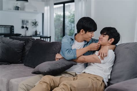 Jeune Couple Gay Asiatique Câlin Et Baiser à La Maison Fiers Lgbtq Dasie Attrayants Les