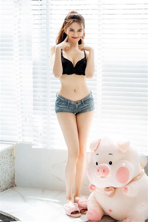 N Ho Ng N I Y Ng C Trinh M C Bikini Khoe V Ng N Ng B Ng M I Nh T Nh P G I Xinh Xem L