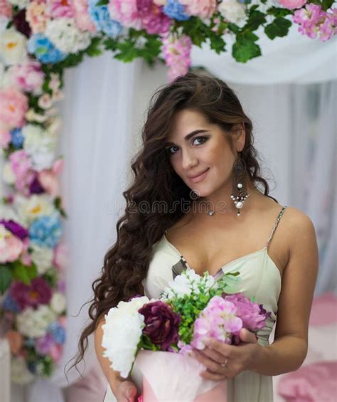 Portret Van Jong Zwanger Mooi Brunette Met Krullend Binnen Haar Stock Foto Image Of Lichaam