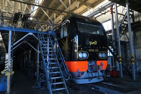 В депо «Санкт-Петербург» подготовили к работе электровоз ЭП2К-376 ...