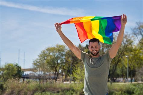 Joven Y Guapo Hombre Gay Con Barba Y Camisa Verde Con Los Ojos Azules Sonriendo Perfectamente Y