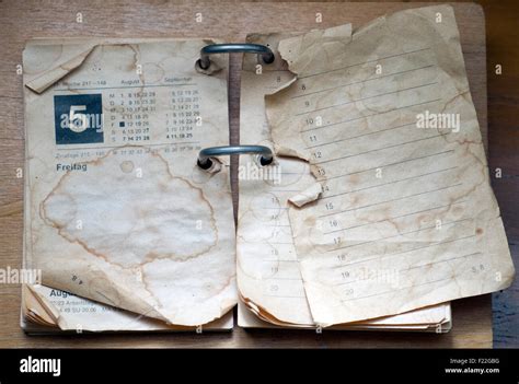 Alter fleckiger Kalender Stock Photo - Alamy