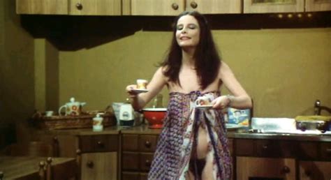 Naked Lorraine De Selle In Vacanze Per Un Massacro