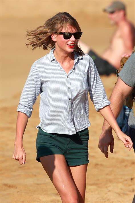 TAYLOR SWIFT in Bikini at a Boat in Maui – HawtCelebs