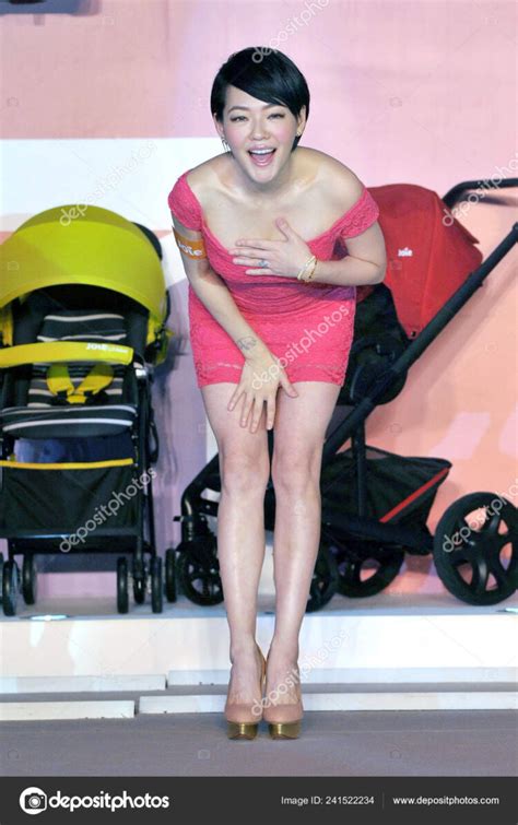 8 Hot Sexy Dee Hsu Bikini Pics