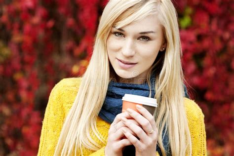 Belle Jeune Femme Blonde Avec Des Feuilles Photo Stock Image Du Lifestyle Personne 42625024
