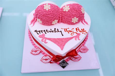 Bánh sinh nhật 18 tạo hình 3d cặp ngực và bikini màu hồng đẹp độc đáo tặng nữ Bánh Kem Ngộ Nghĩnh