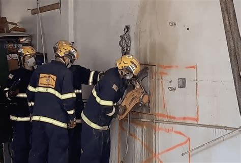 Naked California Woman Sandwiched Between Buildings Rescued In Bizarre Op Meaww