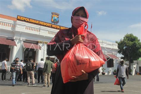 Pembagian Sembako Antara Foto