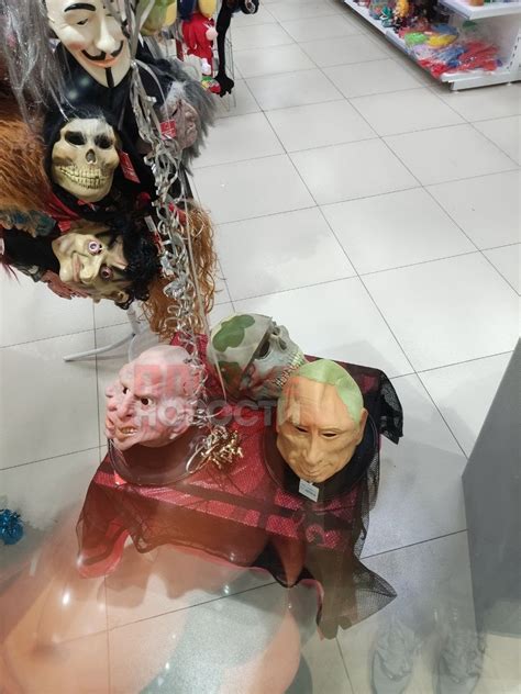 😁🎃Вот такие маски Путина и черепа в военной каске продаются в одном из ...