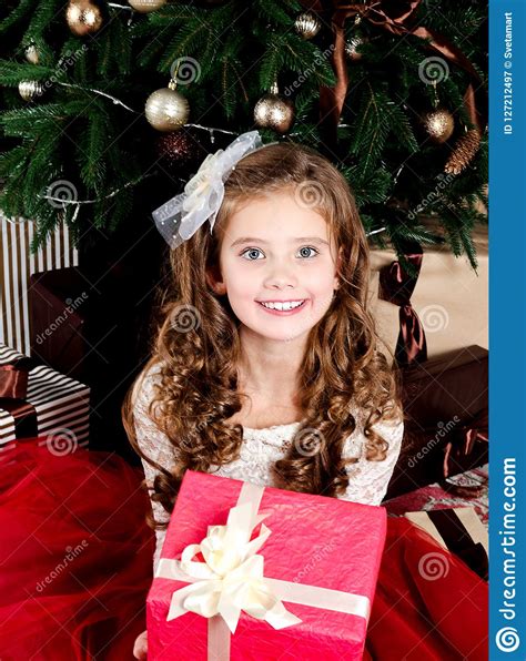 Enfant De Sourire Heureux Adorable De Petite Fille Dans La Robe De