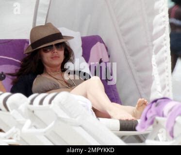 Eliza Dushku semble avoir quelques problèmes de bikini car elle se détend en bord de mer avec