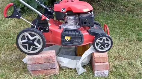 Как поменять масло в газонокосилке Замена масла в газонокосилке ECO lg ...