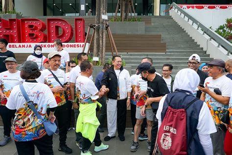 Bamsoet Bersama Sejumlah Menteri Kabinet Nikmati Jalan Pagi Di Kawasan