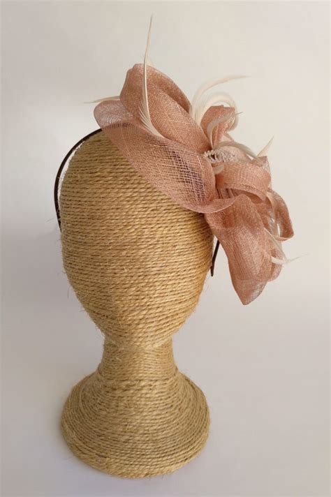 Tocado En Nude Con Plumas De Oca TATIANA Tocados Mai Sara