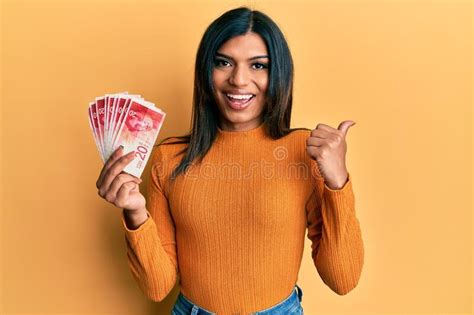 Joven Transexual Latina Transexual Mujer Sosteniendo Shekels Israel Billetes Apuntando Pulgar