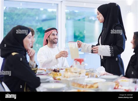 Eid Mubarak Muslimische Familie Mit Iftar Abendessen Trinkwasser Zum