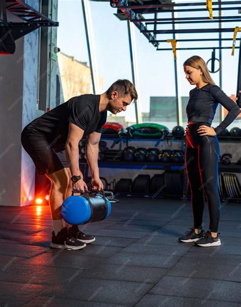 Casal Fisiculturista - Casal jovem fisiculturista em roupas esportivas casal forte treinando ...
