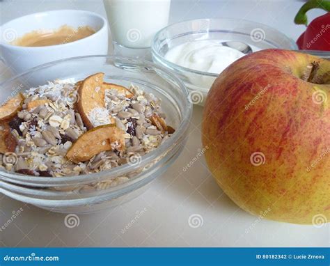 Vers Gezond Ontbijt Met Musliyoghurt En Fruit Stock Foto Image Of