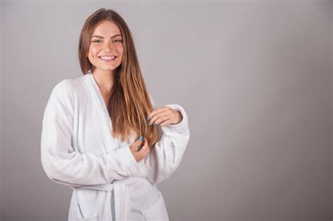 Premium Photo Brazilian Blonde Woman Showing Wonderful Hair Wearing A Bathrobe
